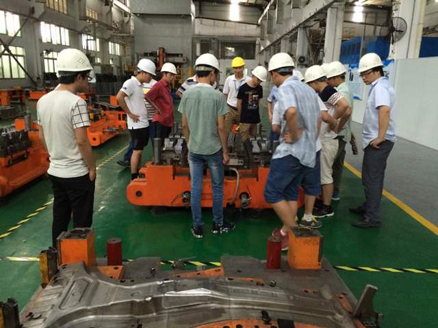 瀟灑學員定期到中泰汽車模具廠參觀學習